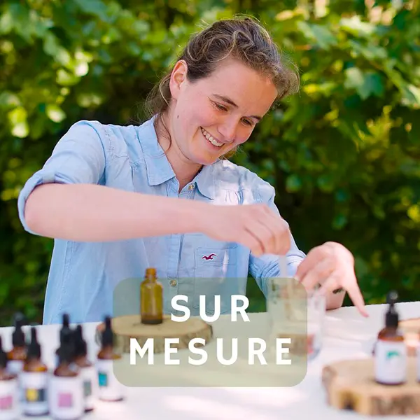 Laura préparant des flacons de fleurs de Bach – solutions naturelles pour animaux.